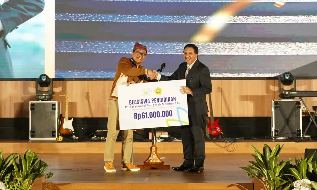 Direktur Utama PT Saraswanti Anugerah Makmur Tbk, menyerahkan Beasiswa Pendidikan kepada Universitas Jember